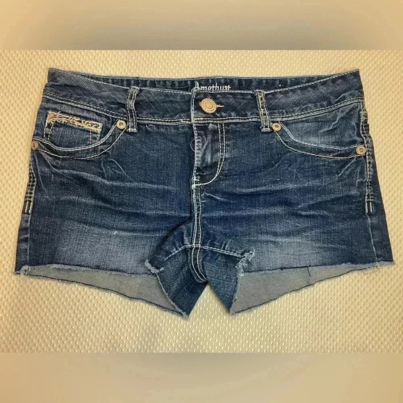 ✨Amethyst 9 low rise mini jeanShorts VTG Embroidered contrast stitch DenimY2K - Picture 2 of 8